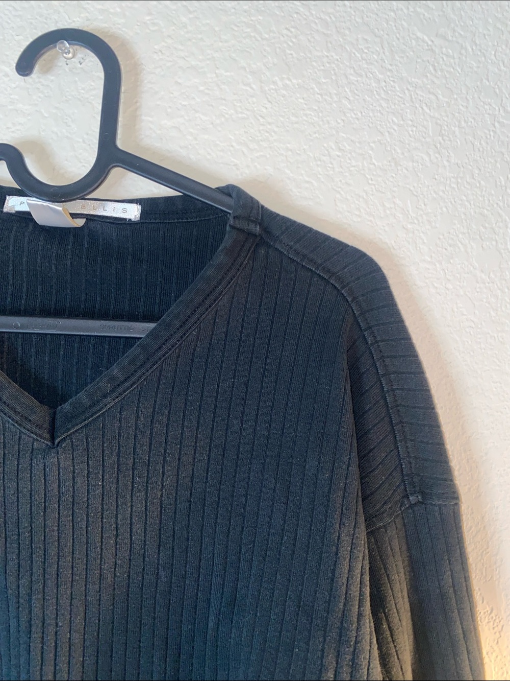 🪼Perry Ellis Black long sleeve ribbed v-neck shirt!
